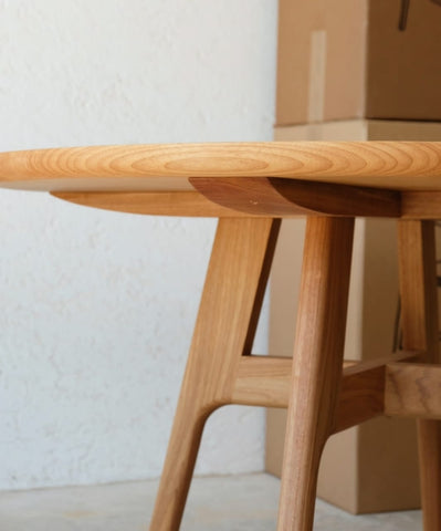 W105 Moda: Solid Wood  Round Dinning Table