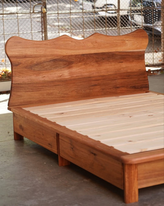 W122 Elmoria: Solid Wood Bed