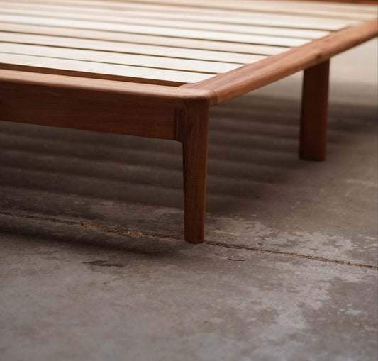 W124 Naturbed: Solid Wood Bed