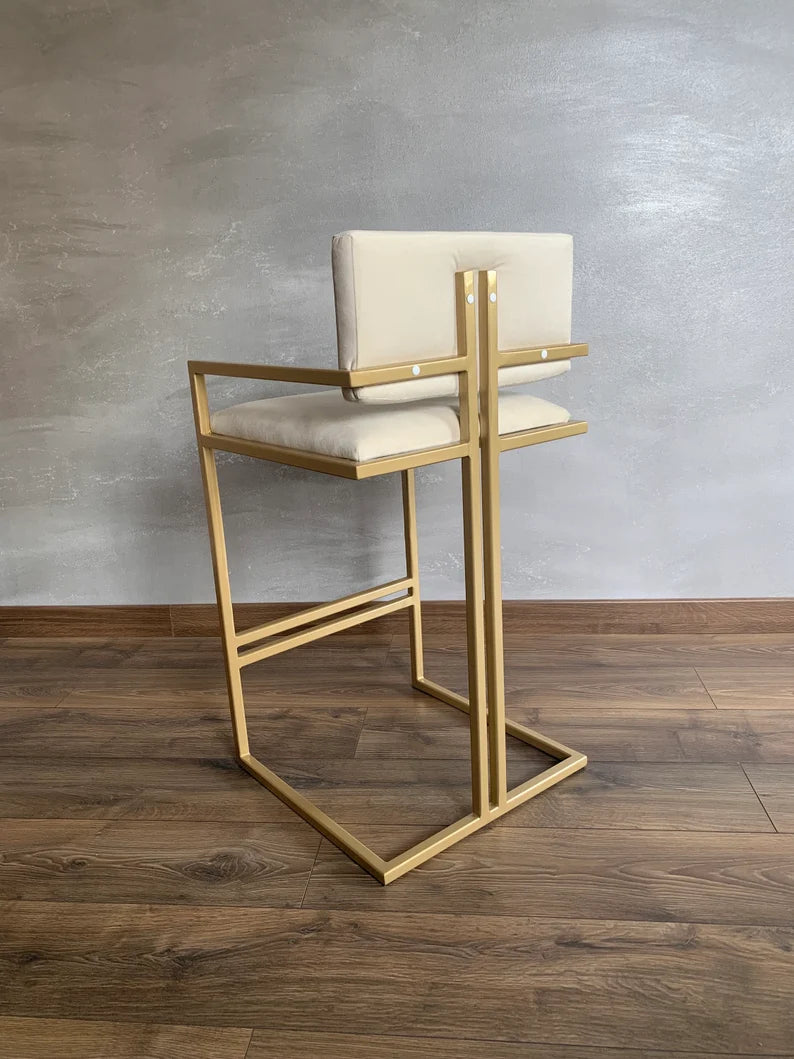 H67 Oakspire: Bar Stool