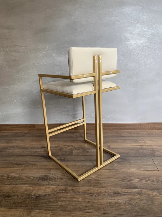 H67 Oakspire: Bar Stool