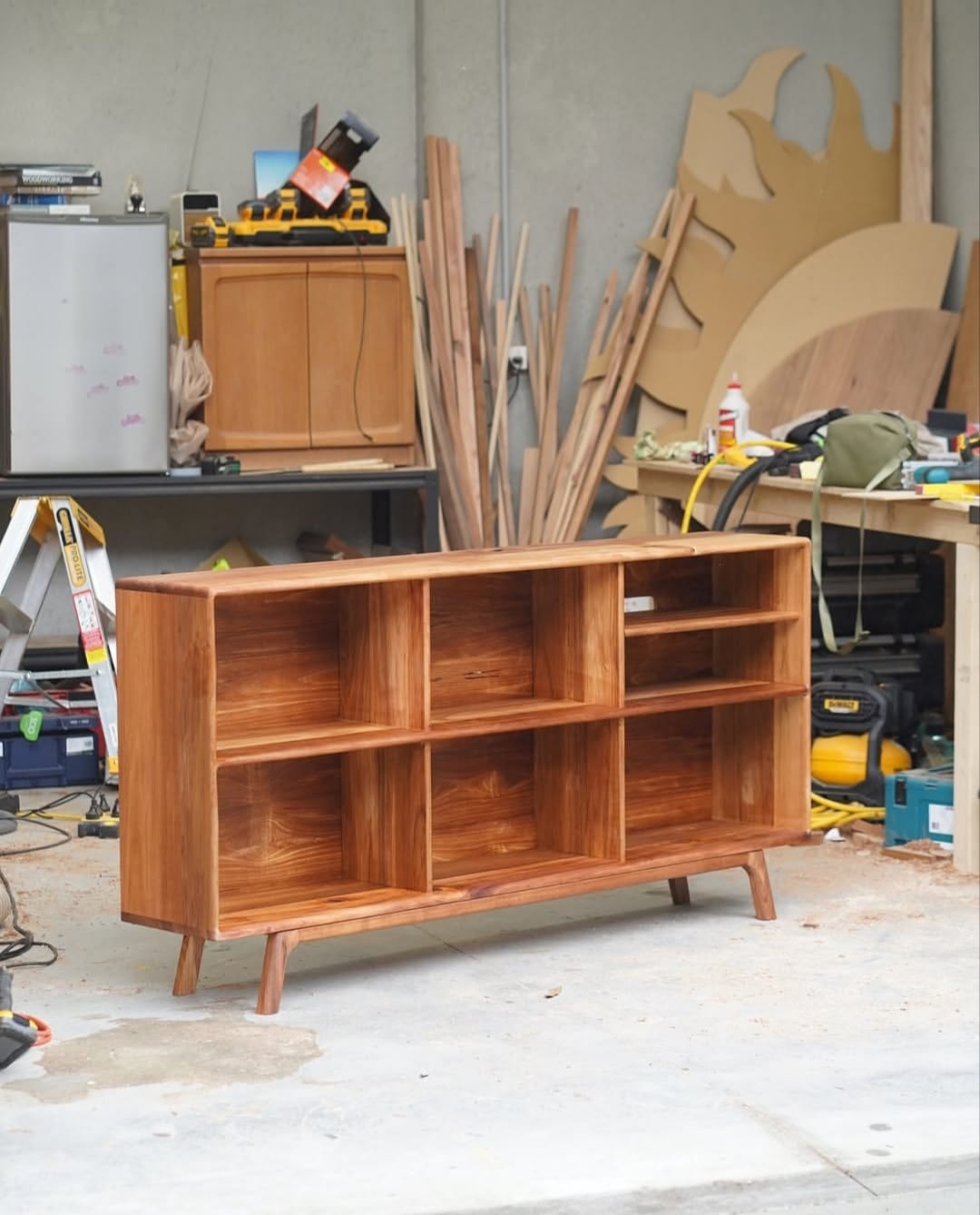 W132 Rootra Console:Modern Industrial Media Console