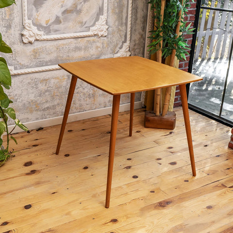 W40 Solen: Dining Table