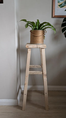 W31 Tavro: Wooden Planter
