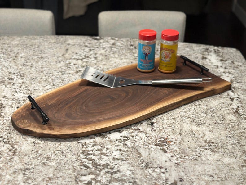Black sheesham serving board, close-up of natural grain