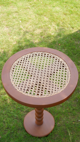R22 Eco: Round Rattan Table, Natural Accent Piece