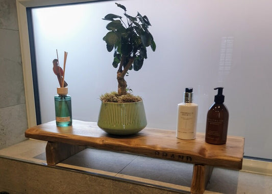 Live edge shelf riser, close-up of wood grain