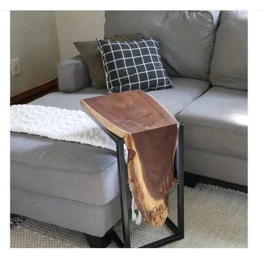 Live edge side table, close-up of wood grain