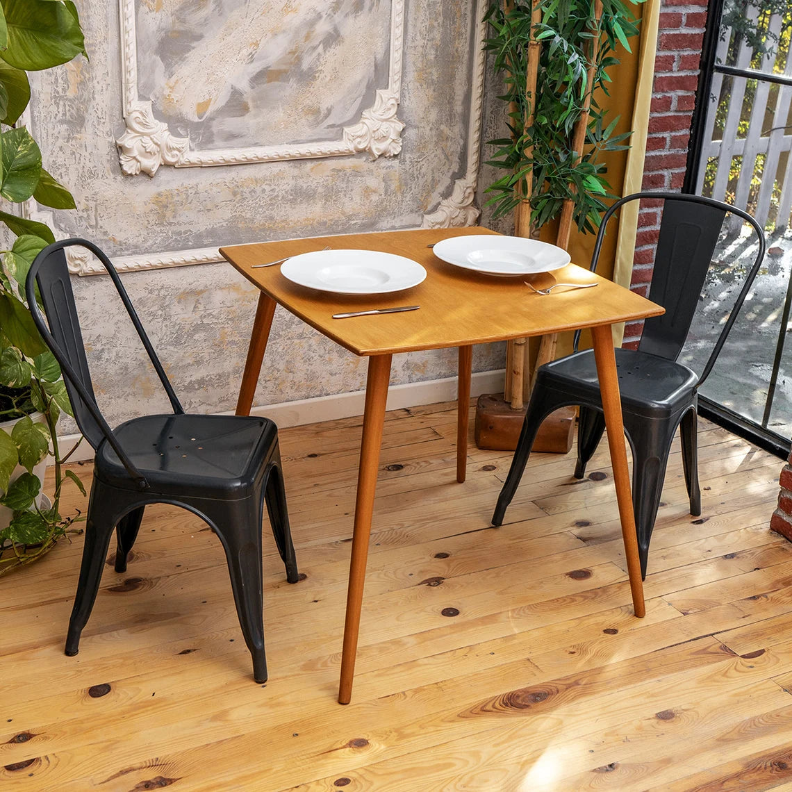 W40 Solen: Dining Table