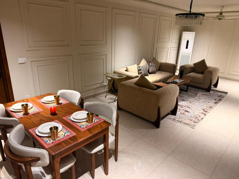 W42 Monarch: Dining Table